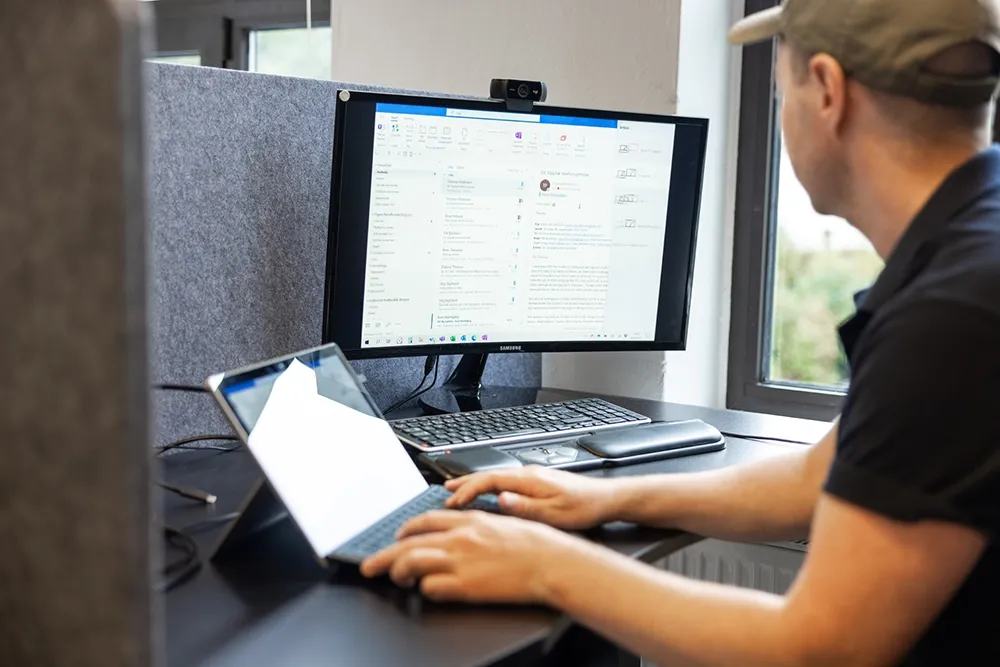 En som jobber foran skjermen med Outlook mail - Medlemshåndtering Microsoft Dynamics 365